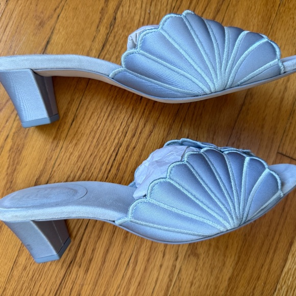 Reformation Waldena Mule Mist Satin Scallop Shell Size 9 LIKE NEW - Picture 2 of 10